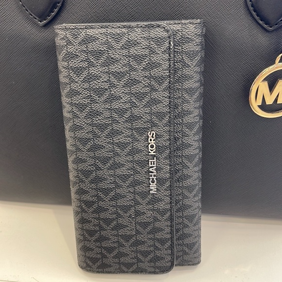 Michael Kors Jet Set Large Signature Logo Tri-Fold Wallet
Black 
NWT - Picture 8 of 16